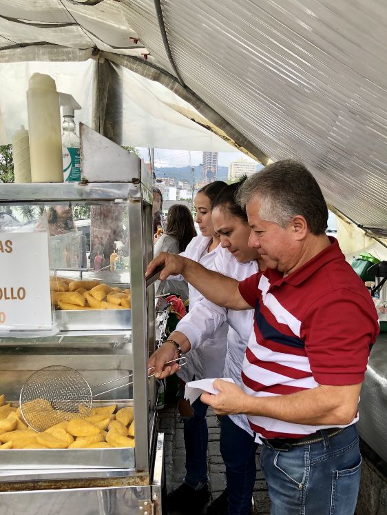 Se venden diez de pollo por una de carne.