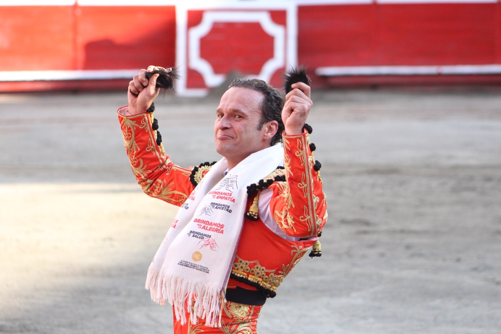 Antonio Ferrera exhibe las dos orejas de su primer toro, Cerillero, de 450 kilos de la ganadería de Juan Bernardo Caicedo, corrido en primer lugar en la tarde ayer. Se presagiaba una tarde de inmenso sentido taurino.