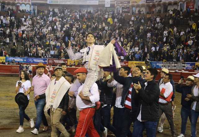 Sebastián Castella salió en hombros ayer de la Plaza de Toros de Manizales luego de cortarle las dos orejas al toro Descarriado de la ganadería Las Ventas del Espíritu Santo. 