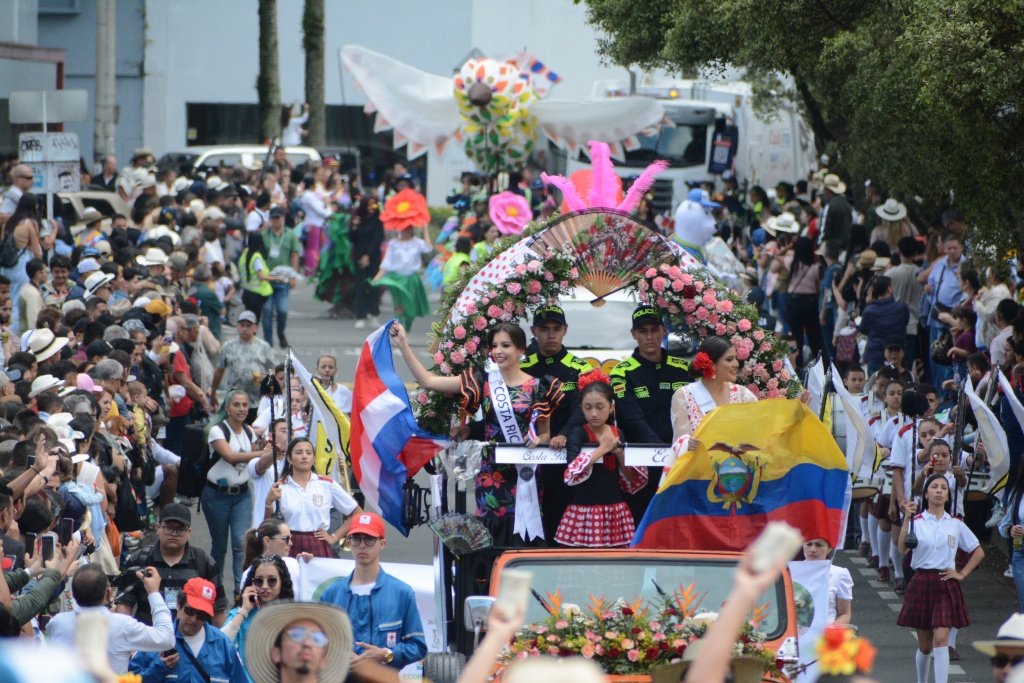 Costa Rica y Ecuador durante el recorrido ondearon las banderas de sus países.