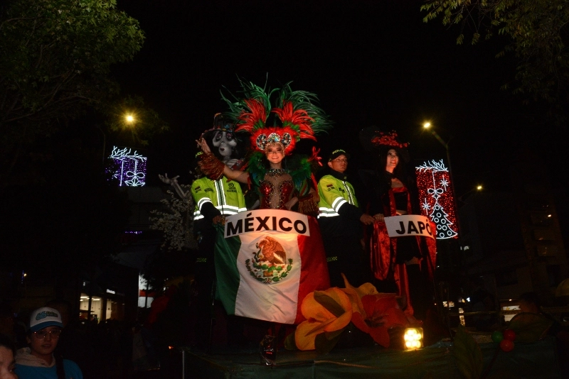 México sobresalió con su traje rojo. La música que acompañó su carroza la hizo bailar una que otra vez, arrojar saludos y besos. Japón en algunos trayectos de la Santander no estaba bien iluminada por lo que no se podía apreciar bien su vestuario.