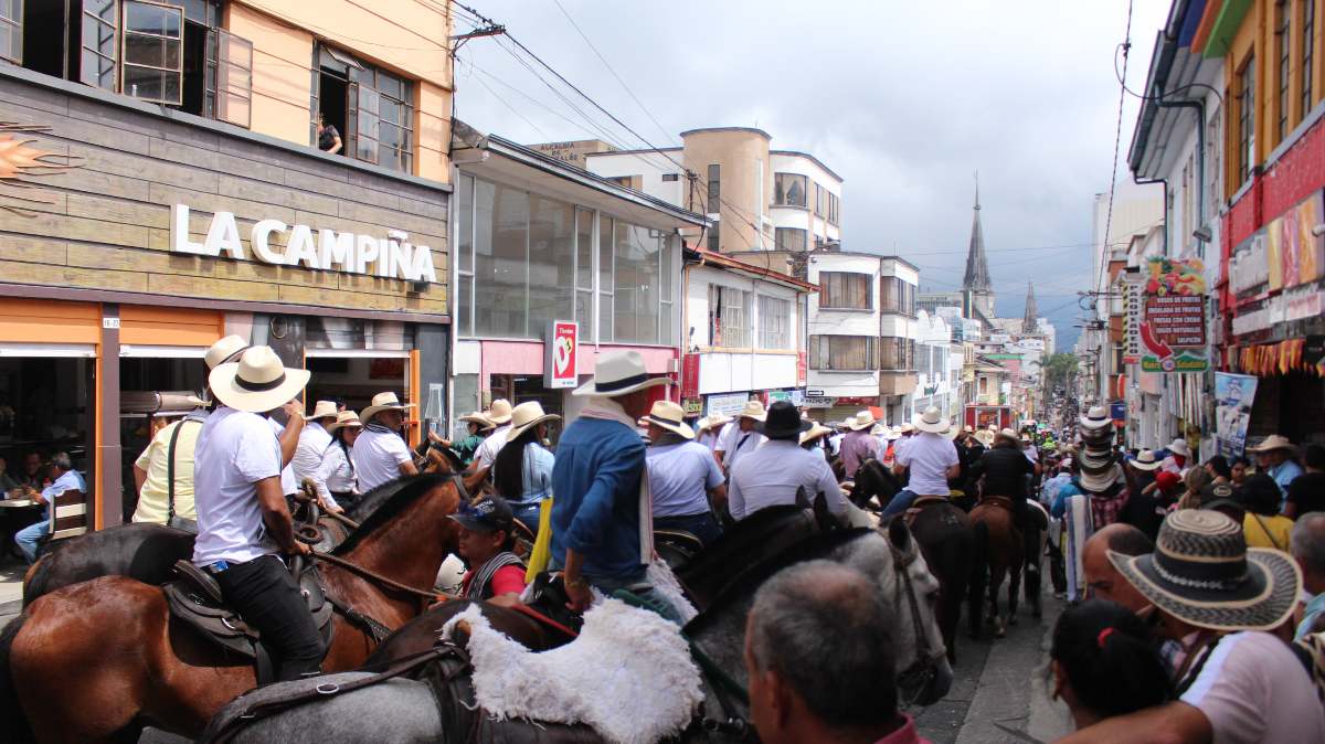 De acuerdo con el grupo de logística en la cabalgata de ayer se inscribieron cerca de 1.996 caballistas de diferentes partes del país.