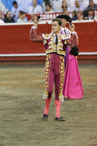 Daniel Luque con la dos orejas cortadas al toro Adivino de 442 kg.