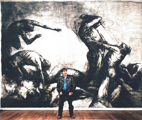 Luis posa con una obra suya monumental.