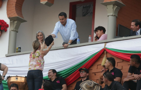 El torero Sebastián Hernández brindó al alcalde de Manizales, Jorge Eduardo Rojas, el toro que le tocó en suerte y su montera viajó de mano en mano por el tendido de sombra hasta llegar al palco de Presidencia, donde se encontraba el mandatario local.