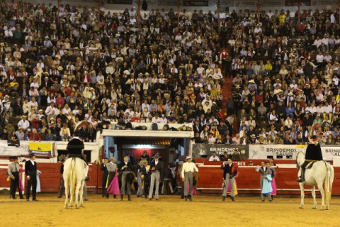 7:55 p.m. La lluvia que estaba cayendo en la ciudad cesó mientras se daban los actos oficiales de entrada de la Virgen de la Macarena al Festival Taurino. 