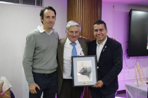 La ganadería de Ernesto Gutiérrez se hizo acreedora del premio al mejor encierro de la temporada, luego de la quinta corrida de abono. Recibieron el premio los ganaderos Marcelo y Miguel Gutiérrez de manos de Juan José Silva.