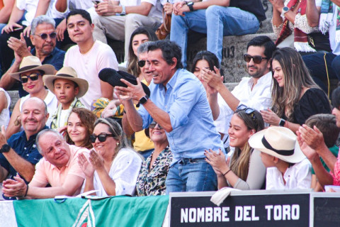 El exfutbolista y goleador Sergio Galván Rey recibió la dedicación del primer novillo que abrió la edición 69 de la Temporada Taurina en Manizales.