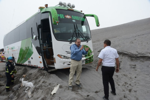 Jorge Eduardo Ceballos, director de la Territorial Andes Occidental de Parques Nacionales, se puso la camiseta para ayudar a sacar la buseta que transportaba a las reinas que quedó atascada en la carretera. Se dirigía al sector del Valle de las Tumbas en el Parque Nacional Natural Los Nevados.