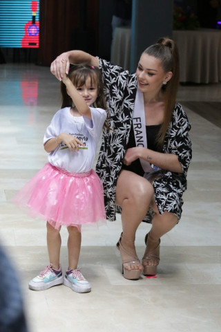 Los niños de la fundación Pequeño Corazón acompañaron a las participantes del Reinado Internacional del Café en la primera salida en el desfile de traje de baño que se realizó en el Hotel Termales El Otoño. La representante de Francia, Manuella Parent, acompañada de Emily Dayana Pineda Chalarca.