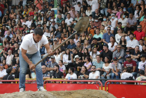 En la presentación de moto enduro que se hizo en el cancha de La Asunción, el secretario del Deporte de Manizales, Diego Fernando Espinosa, conocido como el Ninja, trabajó en uno de los montículos de tierra para que este estuviera firme.