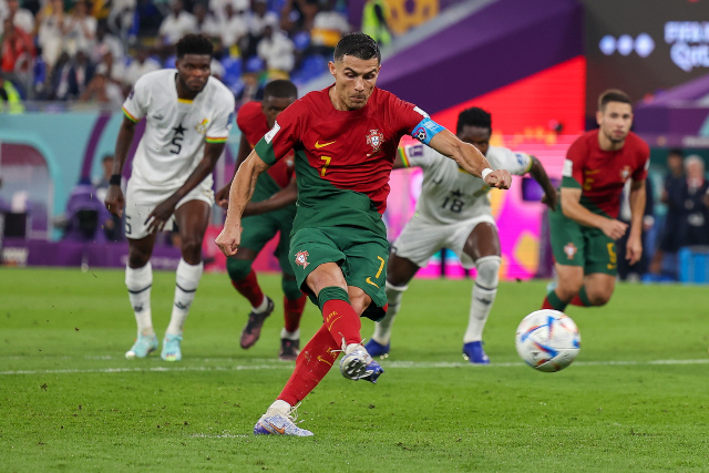 Cristiano Ronaldo abrió la cuenta para su selección con un gol desde el punto penal. Así se confirmó el récord de ser el primer futbolista en marcar en cinco mundiales consecutivos. 