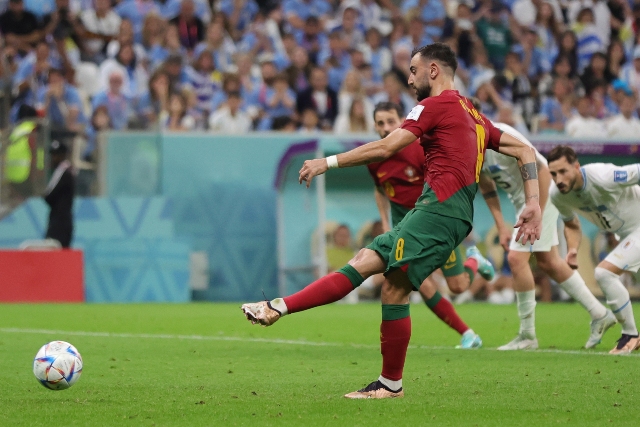 El cobro desde el punto penal ejecutado por el portugues, Bruno Fernandes, que cerraba la victoria (2-0) frente a Uruguay.