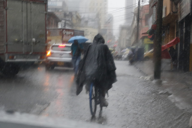 La tormenta se desafía con una buena capa.