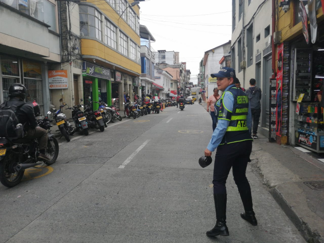 Cuando esta redacción se comunicó con la Secretaría de Movilidad había un agente de tránsito y así se encontraba el lugar. 