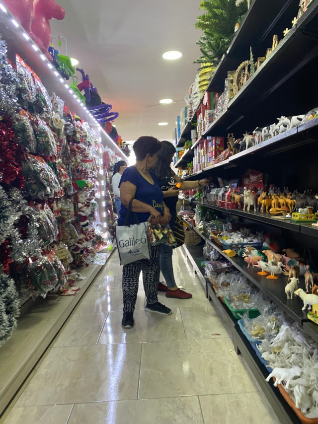 Las estanterías están llenas con productos para adornar en Navidad.