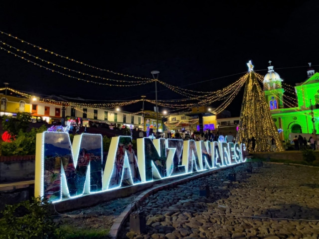 Manzanares. Se instaló el alumbrado navideño en el parque principal y se encendió el miércoles, en la primera noche de las velitas.