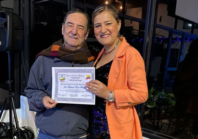 Abelardo Cano recibe el diploma de bachiller Excelencia en la Educación Formal de Adultos de manos de la rectora Mery Rocío González Santa.