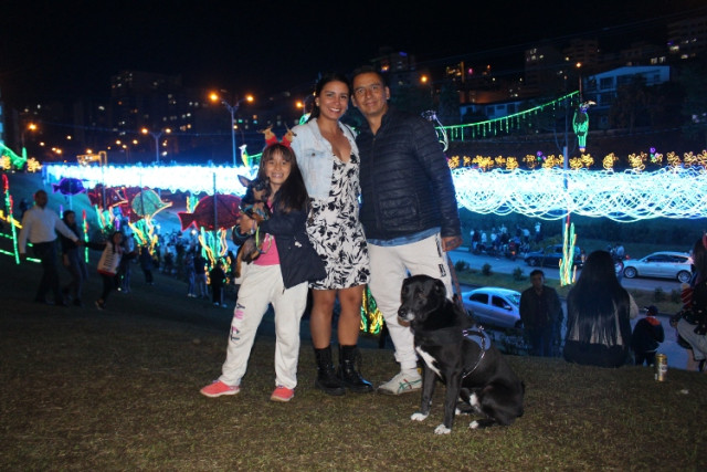 José Fernando Betancour, María Cecilia Morales e Isabella Morales visitaron el alumbrado con sus dos mascotas Rocco Antonio y Manchu Ricardo.