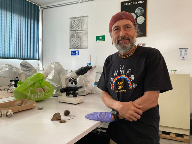 Mario Alonso Bermúdez Restrepo junto a las rocas. 