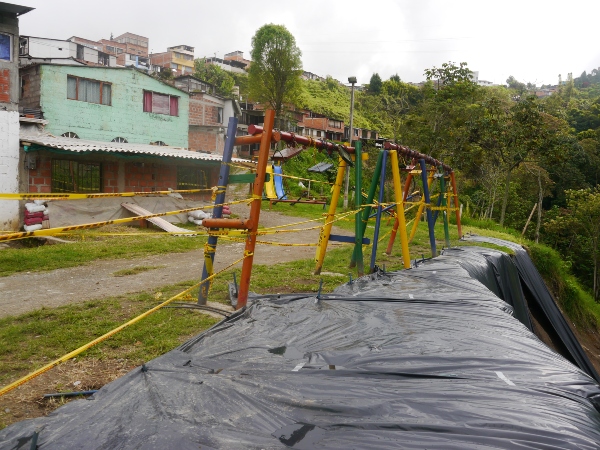 Con el derrumbe se dañó el parque infantil.