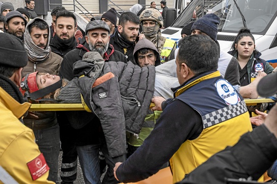 Personal de emergencia rescata un sobreviviente en Diyarbakir (Turquía).