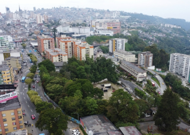 &quot;El mapa de la ciudad es alargado sobre la cordillera, donde el filo principal es la avenida Santander. Si se mira longitudinalmente esa es la forma de la ciudad. Si se mira transversalmente casi no hay avenidas solo unos viaductos rompiendo la montaña y eso hace que se vea hermosamente rara&quot;, explica José Wilmar Jaramillo. En la imagen el sector de la Universidad Autónoma de Manizales