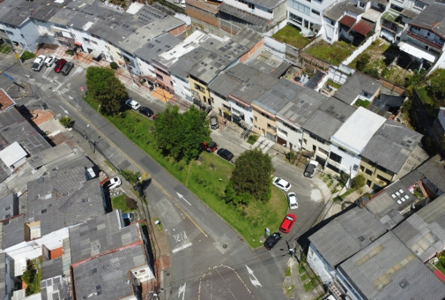 Calles que no tienen forma de calle como esta del barrio Belén, no se conoce por su nomenclatura, la ubican como la calle o el parque del Banano. Aquí se corrobora su forma.