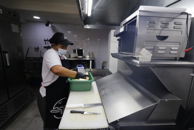 La hamburguesería Qué Rico lleva 18 años ubicada sobre esta calle. La administradora Ángela Patricia Valencia dice que el lugar era una casa de familia y se transformó en un sitio de comidas. Los primeros productos que hicieron fueron hamburguesas sencillas; con el tiempo se fueron transformando y le agregaron más productos a la lista de los clientes. Hoy tienen otro punto de venta en el Portal del Cable y además cuentan con uno en Cali. Las ventas más altas se hacen entre las 6 y las 7 de la noche.