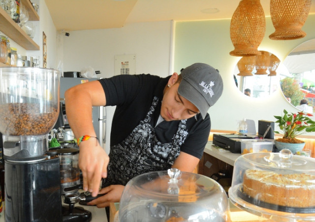 “Mientras de se toma una buena taza de café preparado en el método que soliciten, se les cuenta qué es un café de origen”, dice Johnny Andrés Gracia Gómez, barista de La Torre Café.