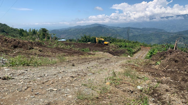 Movimiento de tierra donde se construirá un conjunto habitacional, de característica semirrural.