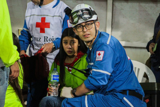 Personal de la Cruz Roja atiende a los lesionados de la logística.