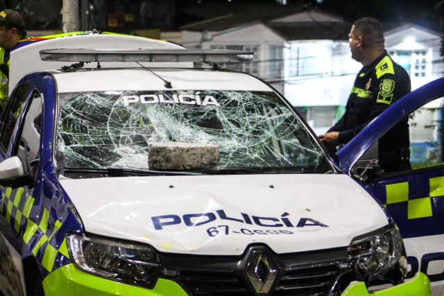 Carro de la Policía que terminó destrozado.