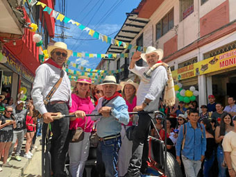 Los habitantes no desaprovecharon la oportunidad para vestir sus mejores pintas campesinas.