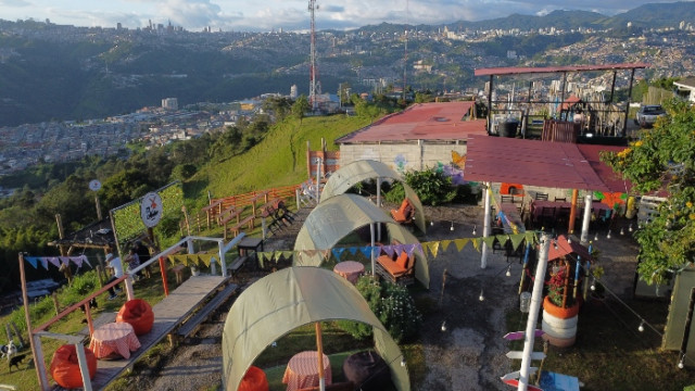 La mejor vista y sus atardeceres mientras se disfruta de la mejor gastronomía en los pícni ubicados entre lo rural y lo urbano como es el caso del sector del portón, donde encontramos a Molino Picnic en primer plano y Villamaría y Manizales como telón de fondo.