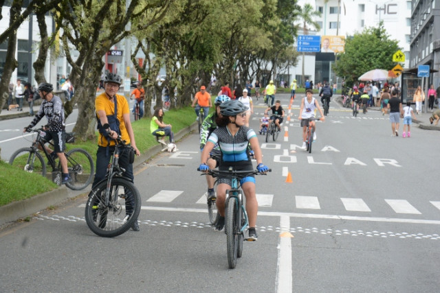 Ciclistas sacan provecho del espacio.  