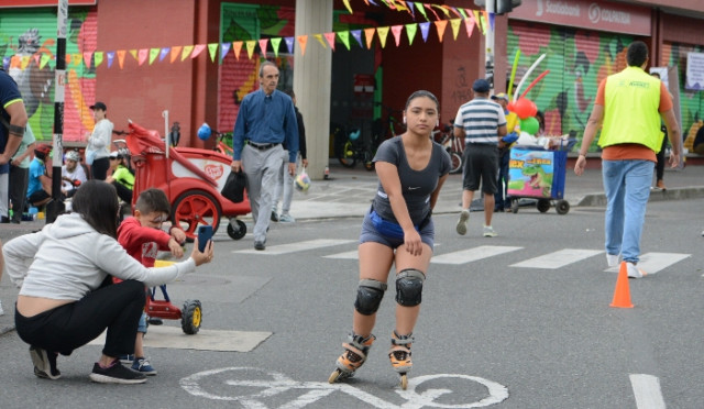 Quienes gustan del patinaje, disfrutan el espacio en la Avenida Santander.