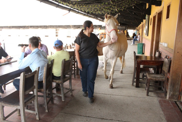 Valeria pasea a Perla por todos los espacios de la Hacienda. Incluso cuenta que una vez en el restaurante se comió una bandeja de un almuerzo.