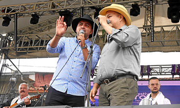 Foto / Julián García / LA PATRIA Los trovadores Edier Arias, Nereidas; y Walter Emilio Ramírez, Fraile.