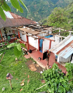 Foto | Rubén Darío López | LA PATRIA El viento dejó sin parte del techo a esta casa en Pensilvania.