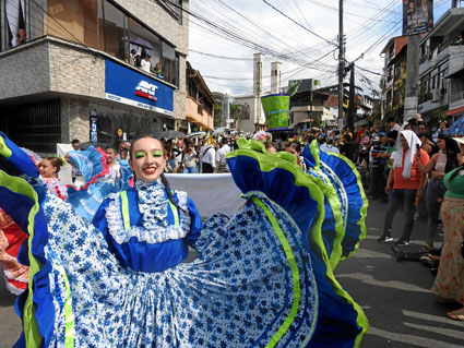 Las danzas pusieron su toque de alegría y color.