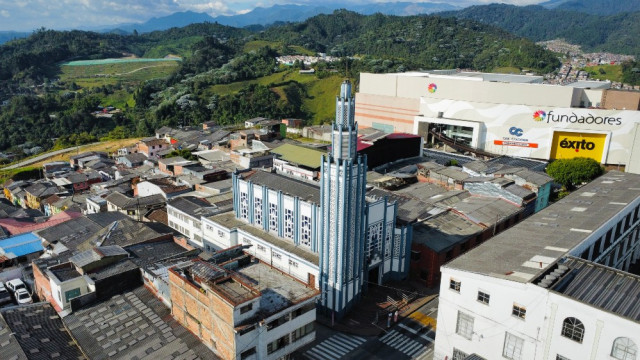 Parroquia Santuario Nuestra Señora de Valvanera, ubicada en el sector de Fundadores. Al fondo se aprecia parte del relleno sanitario y el barrio Palonegro.