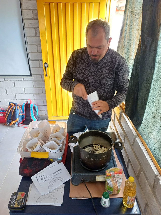 El docente Dilmer con sus habilidades culinarias.