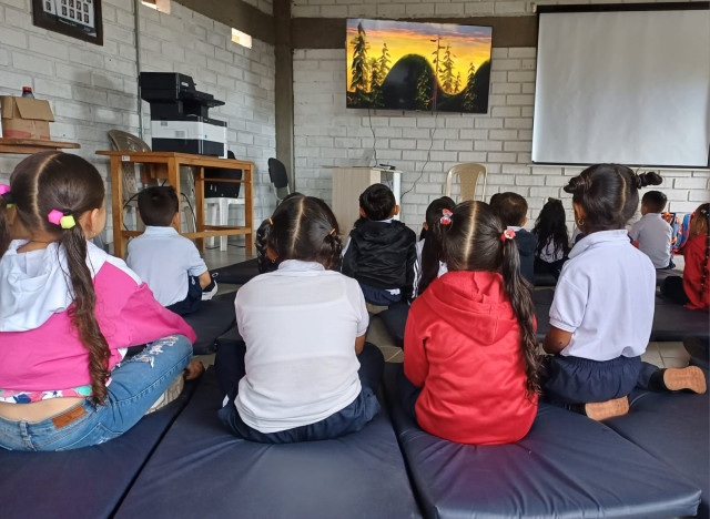 Estudiantes de primaria en el Cinepro.