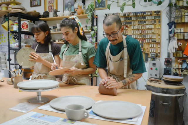 Para fabricar una vajilla se inicia amasando la arcilla. “Trabajo con diferentes arcillas: terracota, negra, blanca y amarilla. Empezamos por amasar que es conectarnos con la arcilla. Es la parte del proceso donde se empieza bien o mal una pieza”, explica el proceso Laura.