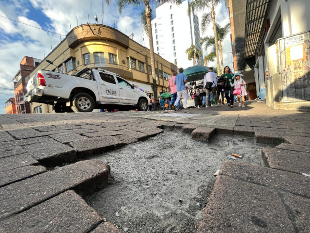 La carrera 23 presenta en algunos tramos la falta de adoquines y hundimientos en la vía. 