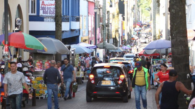 El espacio público, según la ACCHM, es el problema principal. En ocasiones los transeúntes se ven obligados a transitar por la calle debido al poco espacio en los andenes.