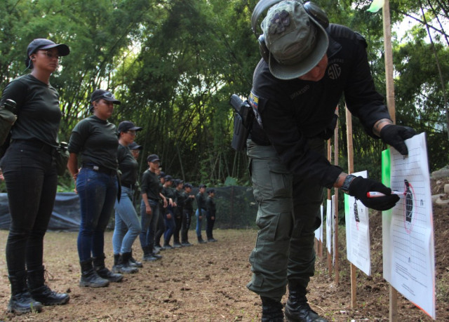 Los instructores realizaban la revisión de cada prueba en el polígono explicando las fortalezas y debilidades de cada alumno.