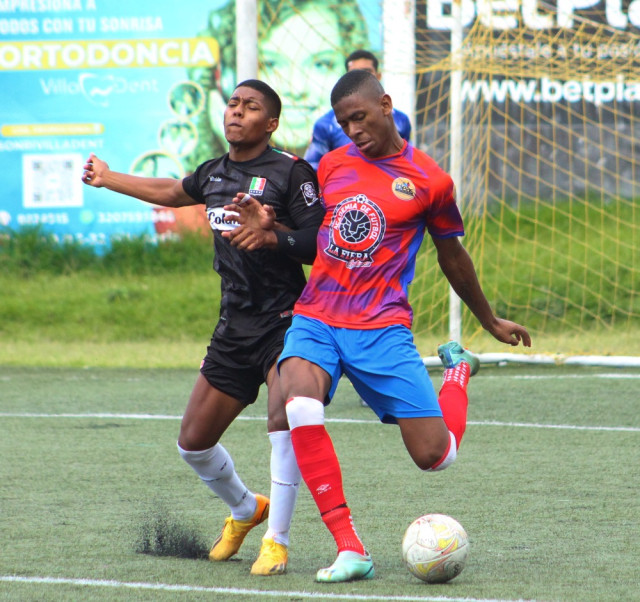 La Fiera Ideas (rojo), campeón reinante, venció 2-0 a Once Caldas 'B' y con su eficacia goleadora aprovechó las dos opciones que tuvo y ya ganador se dedicó a amenazar con reiterados contragolpes.