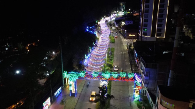 La bajada de Chipre está adornada con un camino de luces sobre la vía y figuras sobre el bulevar que representan la región Caribe.